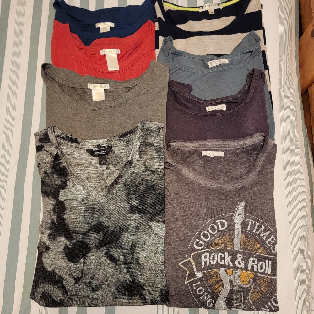 LOT OF 8 TOPS Size M/L